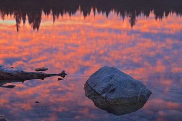 Canada, Jasper NP Sunrise over Patricia Lake